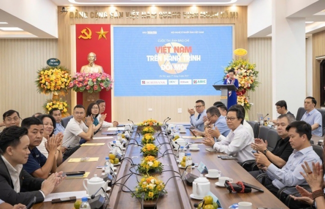 Phát động cuộc thi ảnh báo chí “Việt Nam trên hành trình đổi mới”