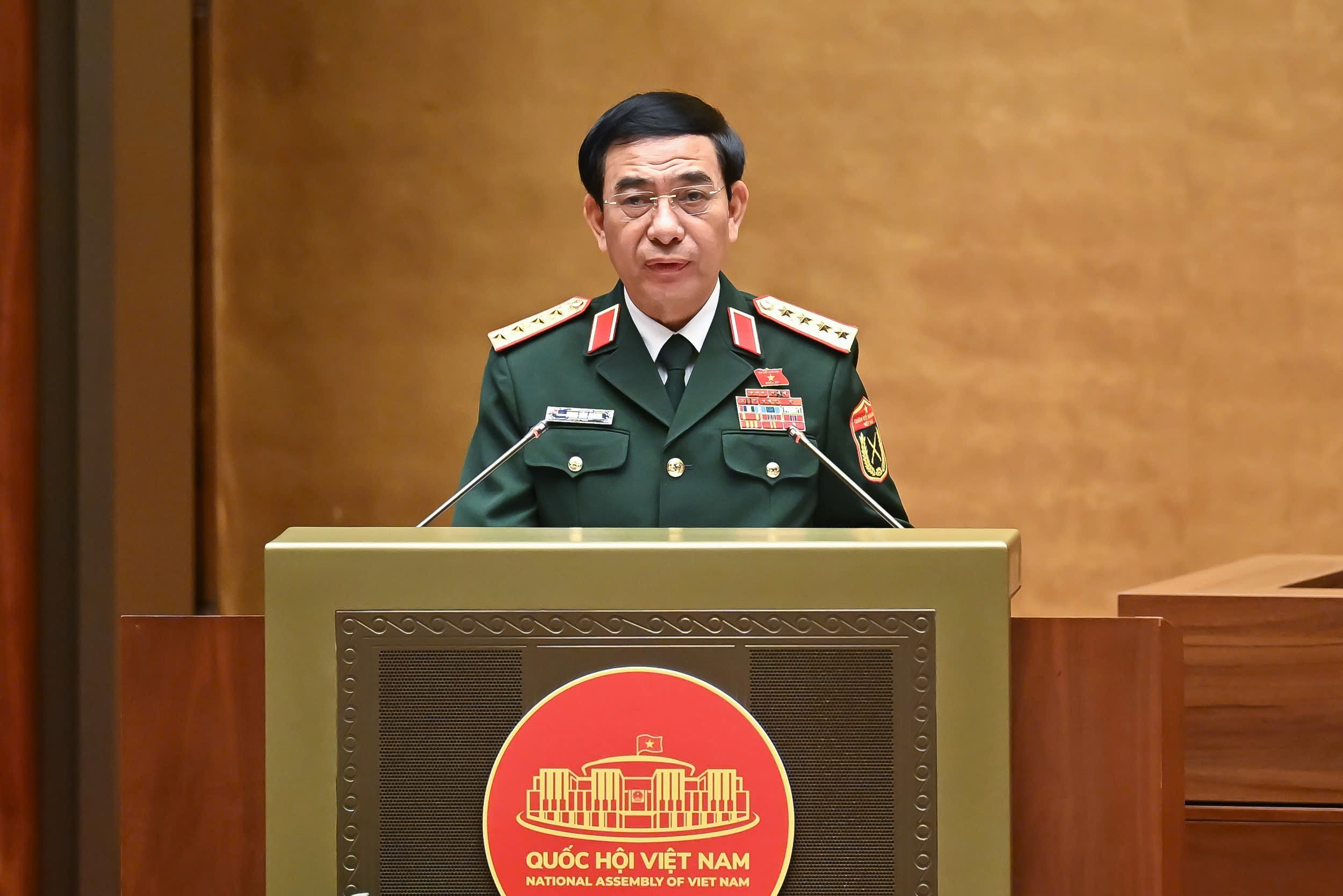 Thừa ủy quyền Thủ tướng Chính phủ, Đại tướng Phan Văn Giang, Bộ trưởng Bộ Quốc phòng trình bày Báo cáo tóm tắt Tiếp thu, giải trình, chỉnh lý dự thảo Luật