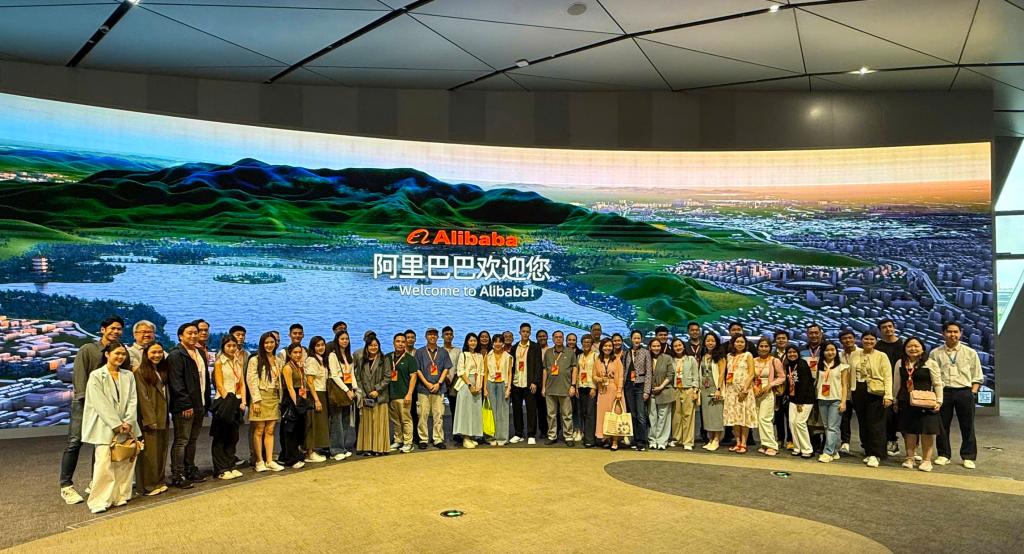 Chị Vương Linh (áo trắng ở giữa, thứ 12 từ phải qua) tham gia chương trình đào tạo của Alibaba