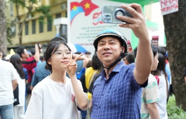 Thí sinh thở phào sau giờ thi môn tự chọn, tổ hợp
