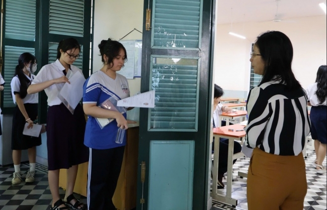 TP Hồ Chí Minh: Hơn 500 thí sinh bỏ thi, 2 em đi trễ trong ngày thi thứ hai