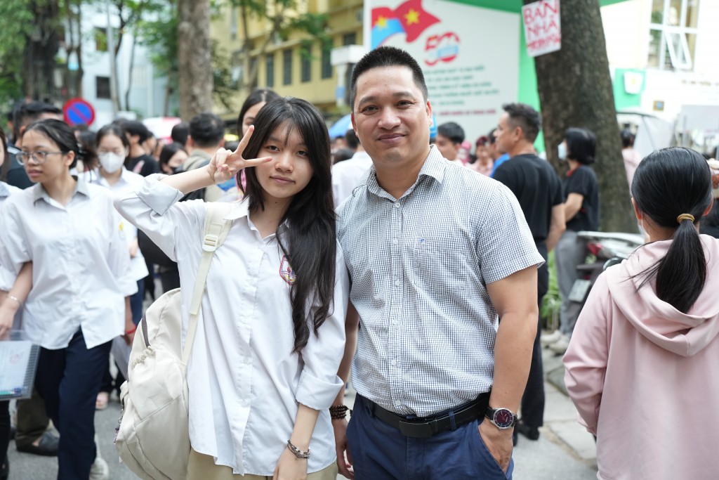 Sĩ tử thở phào nhẹ nhõm sau buổi thi cuối cùng