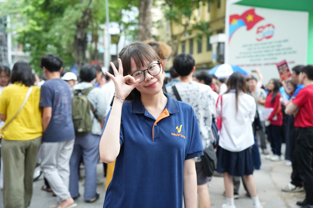 Hạnh phúc trong ánh mắt thí sinh ánh lên sau khi kết thúc kỳ thi