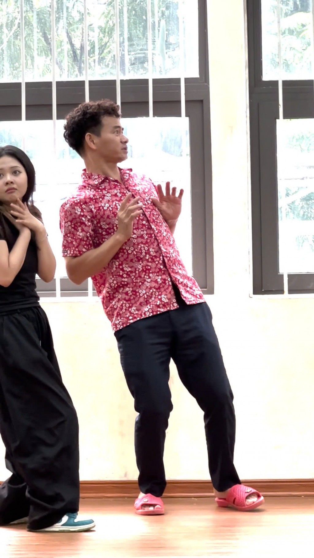 NSND Xuân Bắc thị phạm cho các diễn viên