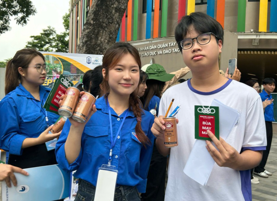 Tình nguyện viên tiếp đồ uống tới thí sinh