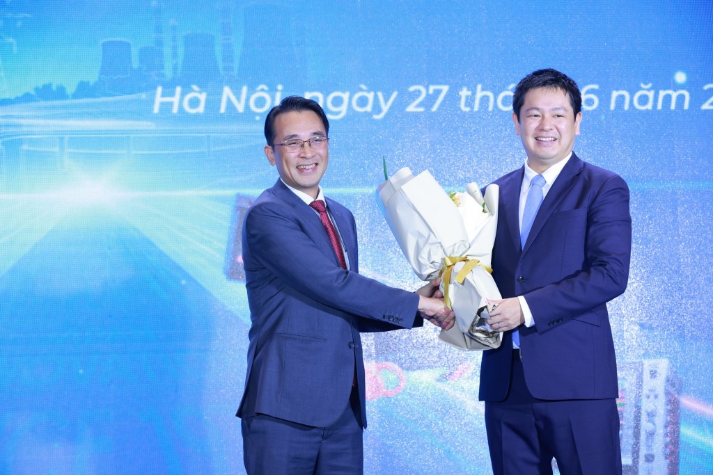 GS.TS. Chử Đức Trình – Hiệu trưởng Trường Đại học Công nghệ, ĐHQGHN (Trái) và Ông Kazuhiro Takezawa