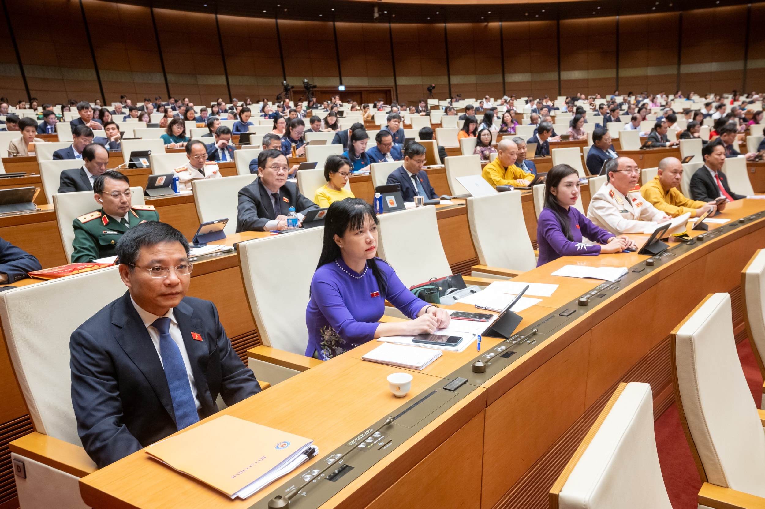Các ĐBQH tham dự Kỳ họp thứ Chín, Quốc hội Khóa XV.