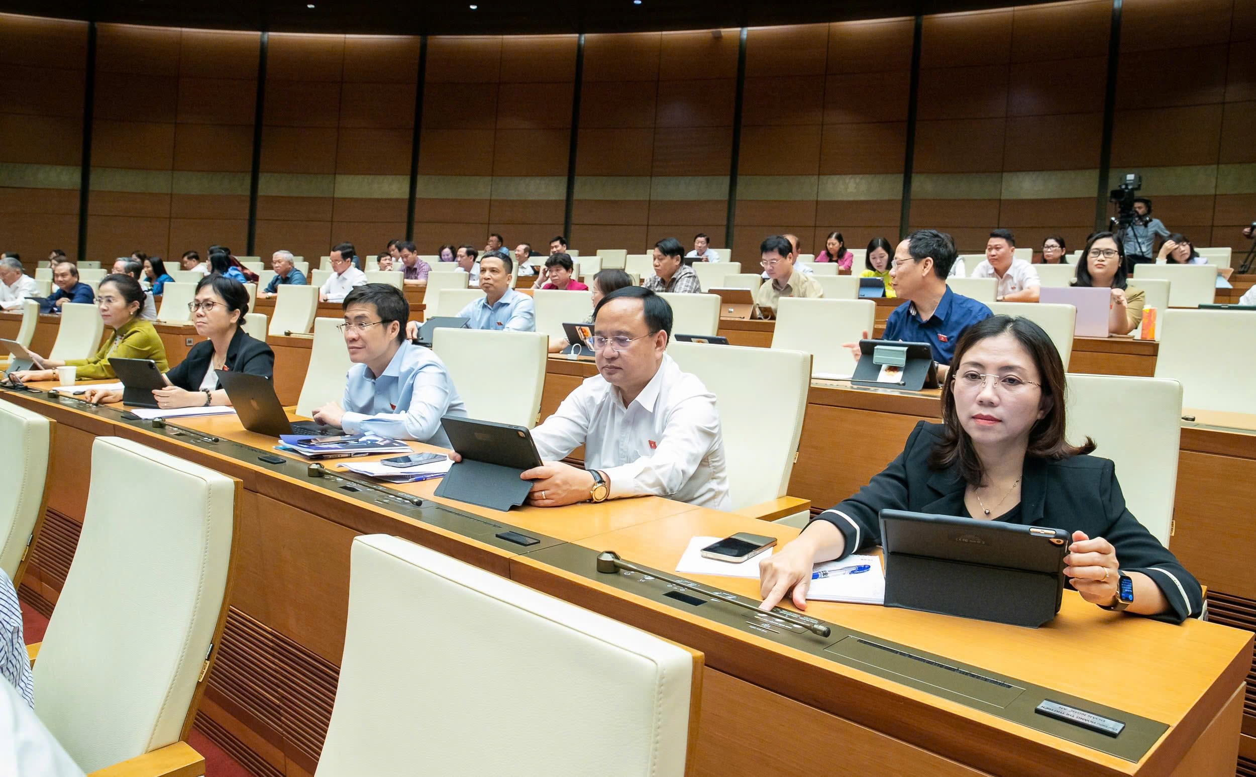 Đại biểu Quốc hội bấm nút biểu quyết thông qua Nghị quyết của Quốc hội về một số cơ chế, chính sách đặc biệt phát triển kinh tế tư nhân.