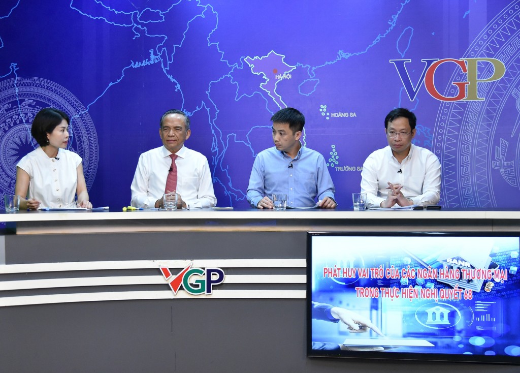 Bà Nguyễn Bảo Thanh Vân trao đổi với các khách mời tại Tọa đàm - Ảnh: VGP/Dương Tuấn