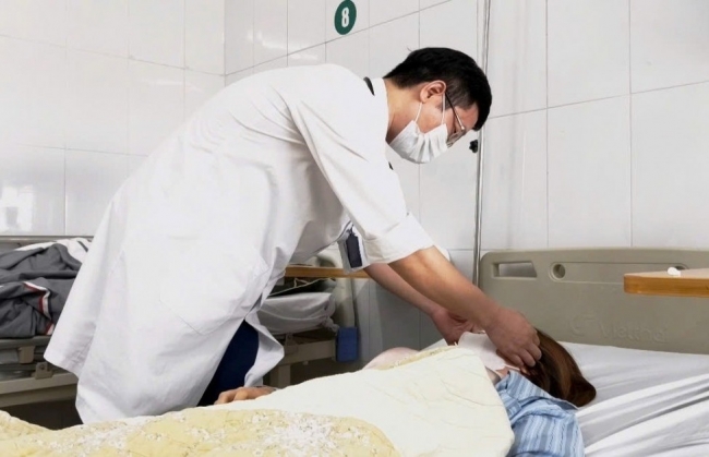 Thói quen nặn mụn bằng tay gây nhiễm trùng nặng dẫn đến tử vong