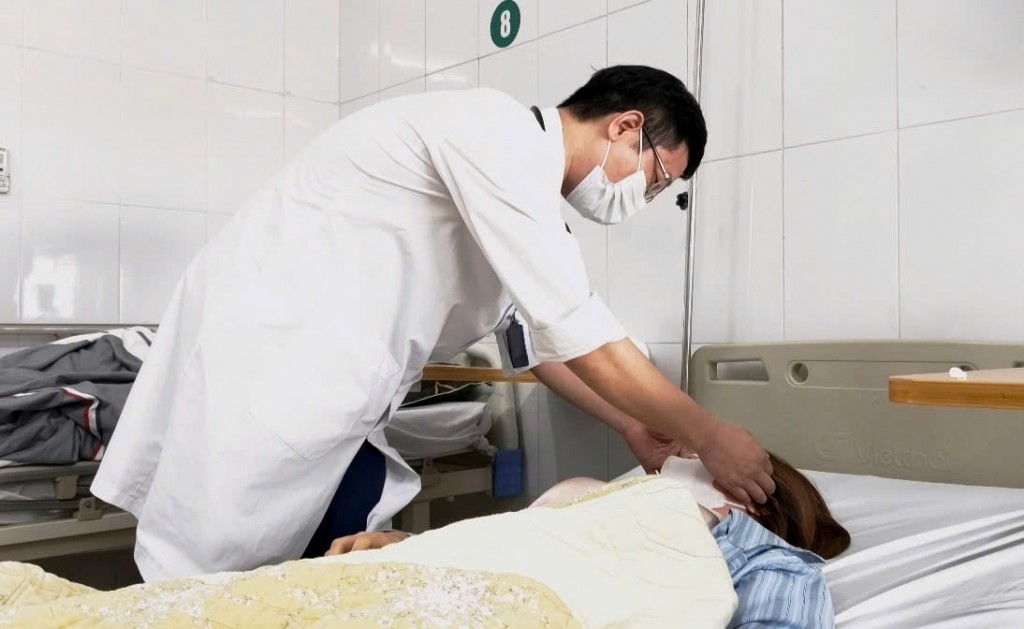 Nặn mụn bằng tay, người phụ nữ gặp nguy vì nhiễm trùng nặng