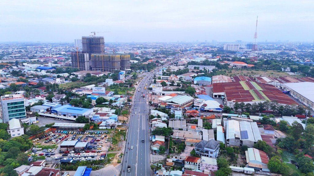 Quốc lộ 13 với chiều dài 62km, 6 làn xe, từ TP Hồ Chí Minh kéo dài đến tỉnh Bình Phước