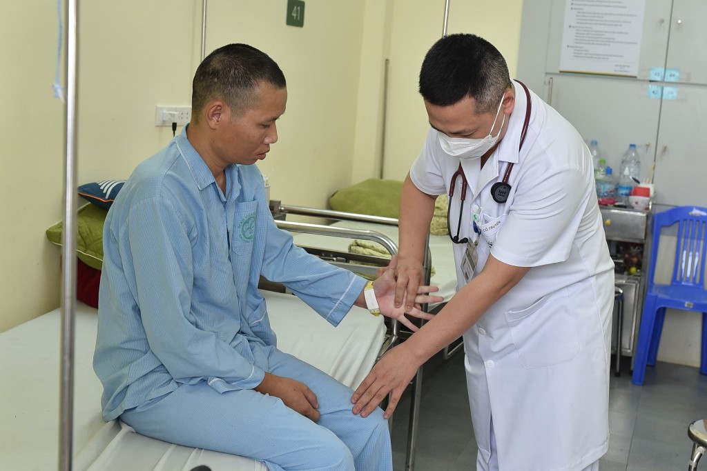 Trao tặng thẻ BHYT: Không để ai bị bỏ lại phía sau vì điều kiện kinh tế khó khăn