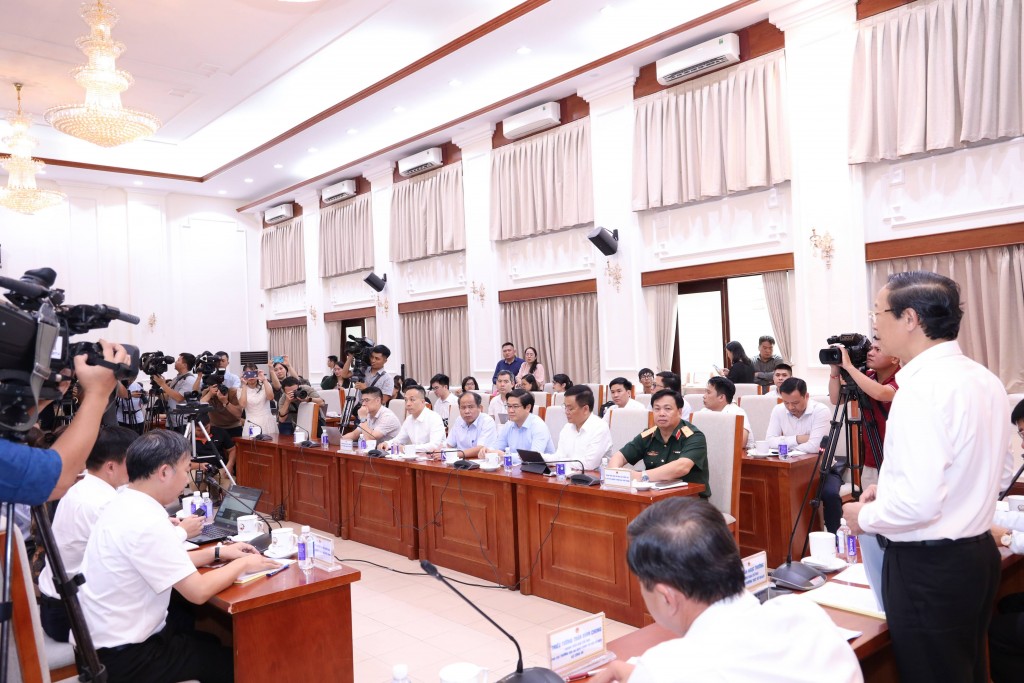 Hơn 100 phóng viên các cơ quan báo chí tham gia họp báo kết thúc kỳ thi