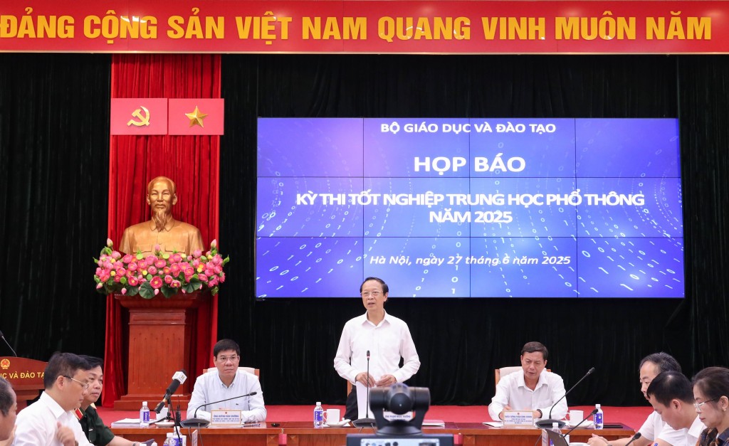 Thứ trưởng Bộ GD&ĐT Phạm Ngọc Thưởng phát biểu tại họp báo