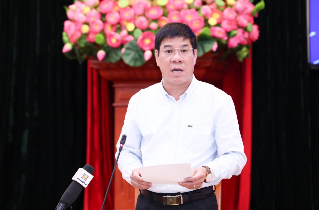 ông Huỳnh Văn Chương - Cục trưởng Cục Quản lý chất lượng (Bộ GD&ĐT)  trao đổi tại họp báo