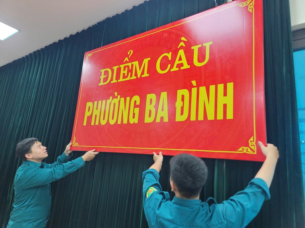 Bảng tên phường mới được lắp đặt tại phòng họp trực tuyến tại trụ sở UBND phường Ba Đình. Ảnh: MH