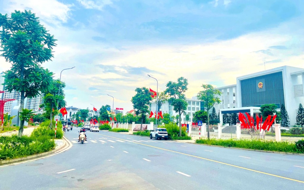 Các tuyến đường ở xã Gia Lâm mới rực màu cờ đỏ sao vàng, cờ búa liềm. Ảnh: Hoàng Anh