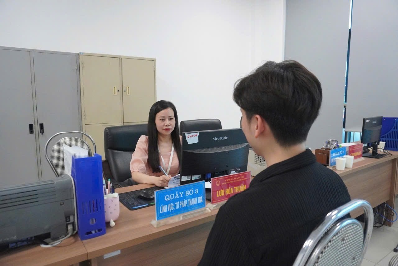 Trung tâm Phục vụ hành chính công xã Thanh Trì mới phục vụ giải quyết các thủ tục hành chính cho người dân. Ảnh: Thanh Hồng