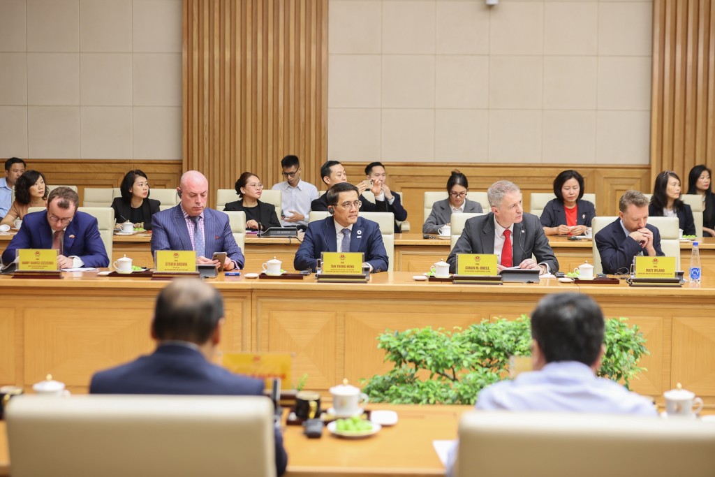 Cá đại biểu thảo luận về quan hệ thương mại Việt – Anh trong bối cảnh bất ổn kinh tế toàn cầu, đưa ra một số khuyến nghị nhằm tháo gỡ vướng mắc, hài hòa quy định, tạo thuận lợi thương mại và đầu tư - Ảnh: VGP/Nhật Bắc