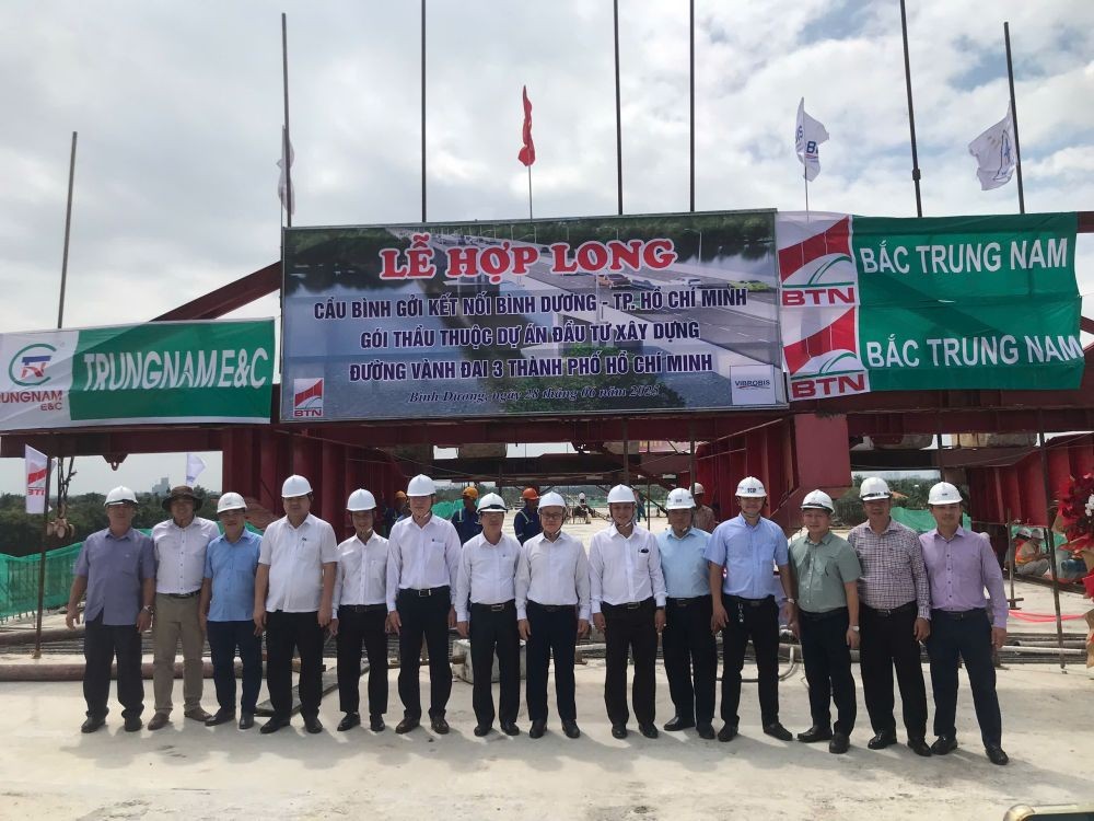 Lãnh đạo tỉnh chụp ảnh lưu niệm với các đơn vị