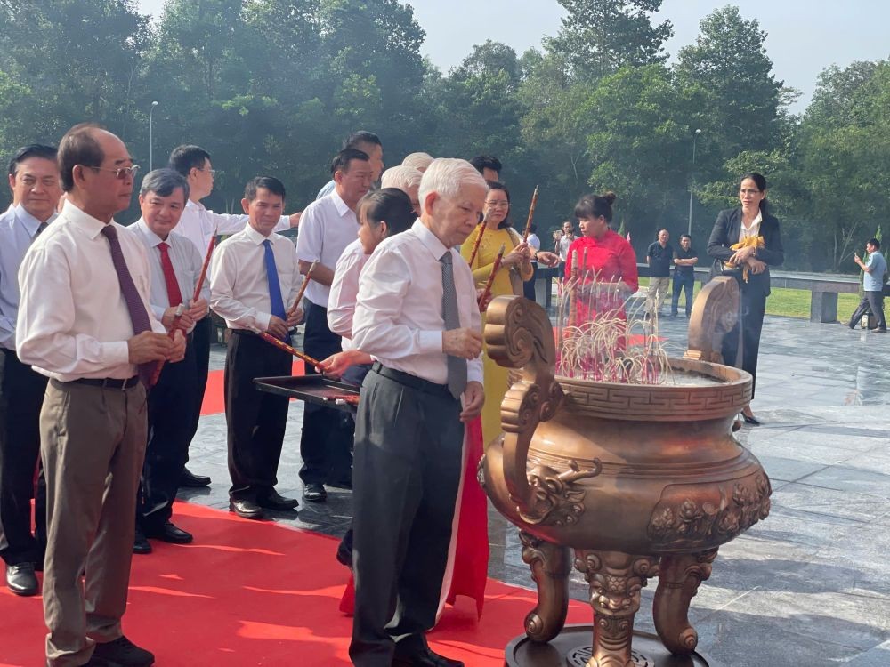 Ông Nguyễn Minh Triết, nguyên Ủy viên Bộ Chính trị, nguyên Chủ tịch Nước CHXHCN Việt Nam cùng nguyên lãnh đạo tỉnh qua các thời kỳ thắp hương tưởng nhớ các anh hùng liệt sỹ