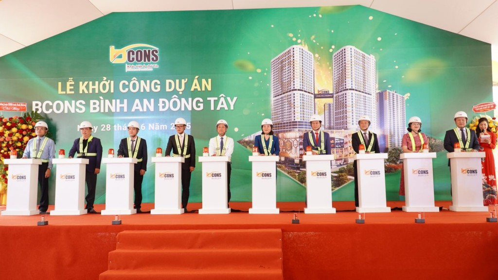Chủ tịch Bình Dương cùng đại diện chính quyền địa phương, doanh nghiệp thực hiện nghi thức khởi công xây dựng tòa tháp đôi cao 39 tầng