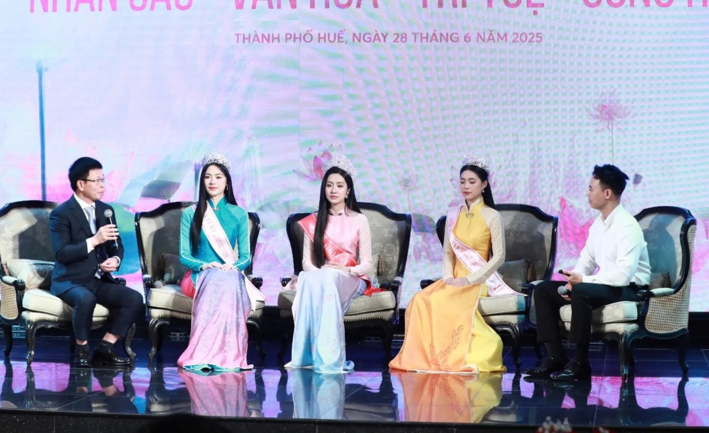 Nhà báo Phùng Công Sưởng, nhà báo Duy Nam và top 3 Hoa hậu Việt Nam 2024 trong buổi giao lưu cùng khán giả