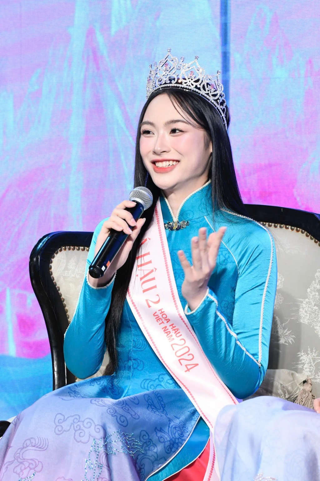 Á hậu 2 Nguyễn Thị Vân Nhi