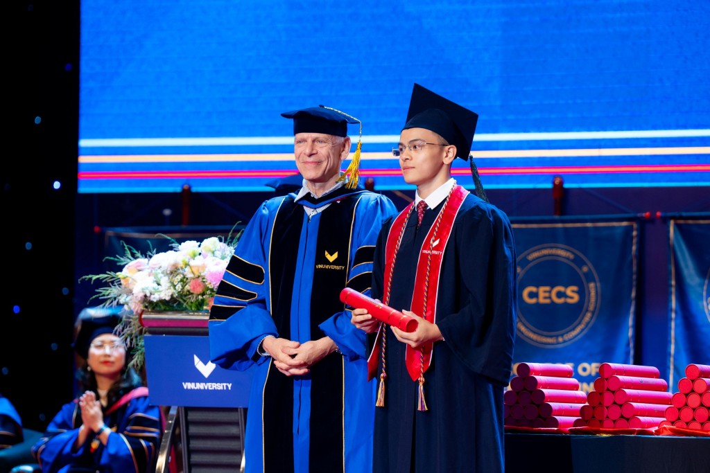 Tân khoa Nguyễn Tường Minh, Viện Kỹ thuật và Khoa học Máy tính tại lễ tốt nghiệp Tân khoa Nguyễn Tường Minh, Viện Kỹ thuật và Khoa học Máy tính tại lễ tốt nghiệp