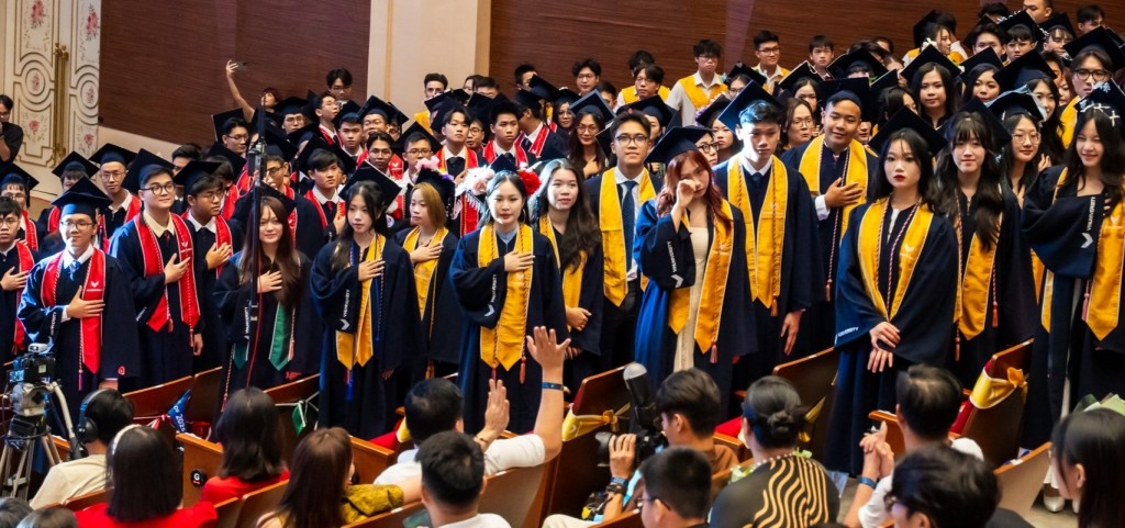 Khoảnh khắc tân khoa xúc động cúi chào thầy cô và gia đình Khoảnh khắc tân khoa xúc động cúi chào thầy cô và gia đình