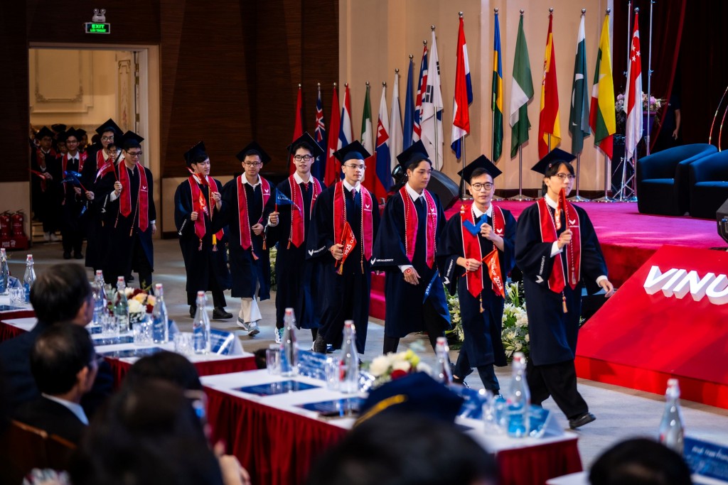 Các tân khoa diễu hành, mở đầu buổi lễ tốt nghiệp Các tân khoa diễu hành, mở đầu buổi lễ tốt nghiệp