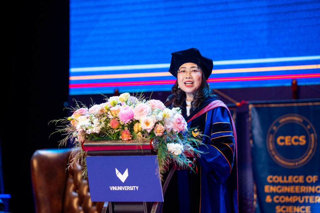TS. Lê Mai Lan - Chủ tịch Hội đồng Trường ĐH VinUni vui mừng chứng kiến hành trình trưởng thành và tỏa sáng của tân khoa khóa 2. TS. Lê Mai Lan - Chủ tịch Hội đồng Trường ĐH VinUni vui mừng chứng kiến hành trình trưởng thành và tỏa sáng của tân khoa khóa 2.