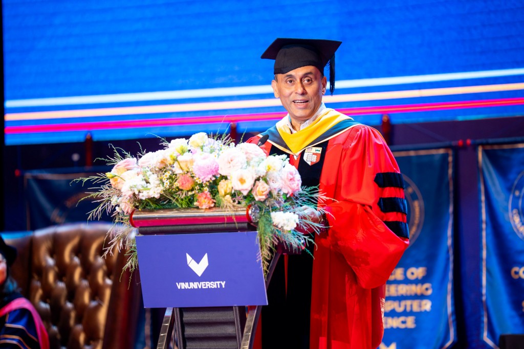 GS. Soumitra Dutta – Hiệu trưởng Peter Moores Trường Kinh doanh Saïd, Đại học Oxford, Thành viên Hội đồng Cố vấn Trường Đại học VinUni phát biểu tại buổi lễ tốt nghiệp GS. Soumitra Dutta – Hiệu trưởng Peter Moores Trường Kinh doanh Saïd, Đại học Oxford, Thành viên Hội đồng Cố vấn Trường Đại học VinUni phát biểu tại buổi lễ tốt nghiệp
