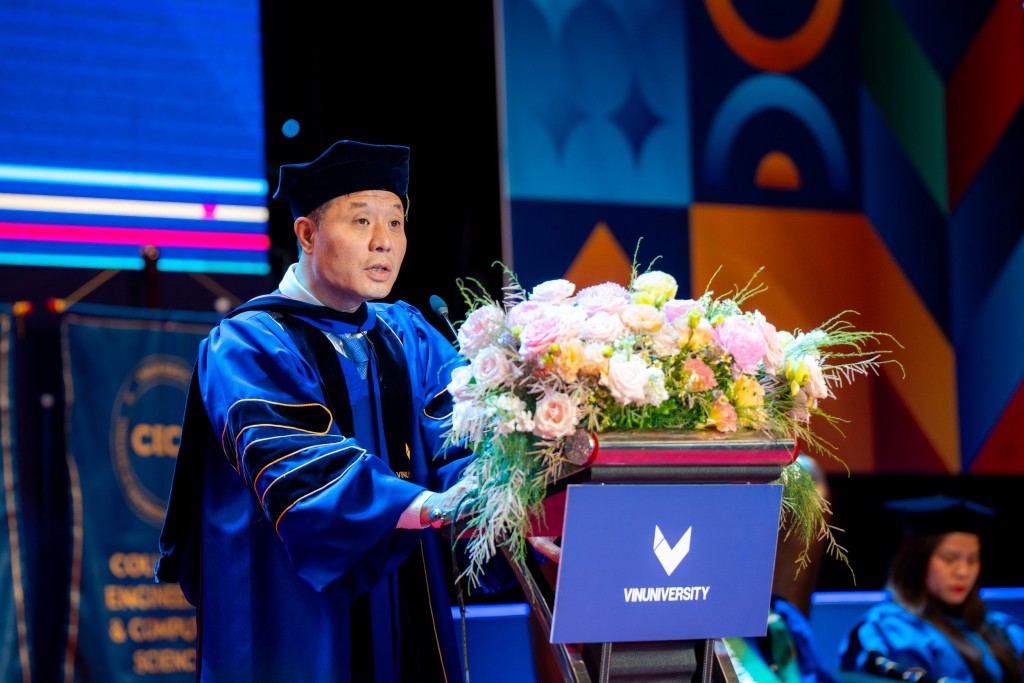 GS. Vũ Hà Văn, Giám đốc Khoa học VinBigData, Giáo sư Toán học tại Đại học Yale, Thành viên Hội đồng Trường Đại học VinUni phát biểu tại buổi lễ GS. Vũ Hà Văn, Giám đốc Khoa học VinBigData, Giáo sư Toán học tại Đại học Yale, Thành viên Hội đồng Trường Đại học VinUni phát biểu tại buổi lễ
