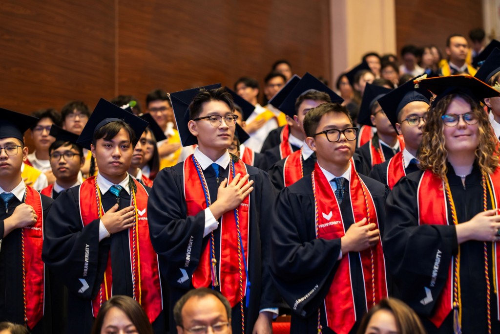 Các tân khoa đọc lời tuyên thệ tại buổi lễ Các tân khoa đọc lời tuyên thệ tại buổi lễ