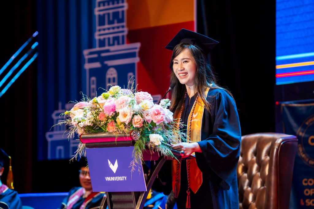 Tân khoa Phan Hữu Hoàng Gia Bảo, Viện Kinh doanh Quản trị đại diện khóa 2, phát biểu tại lễ tốt nghiệp. Tân khoa Phan Hữu Hoàng Gia Bảo, Viện Kinh doanh Quản trị đại diện khóa 2, phát biểu tại lễ tốt nghiệp.