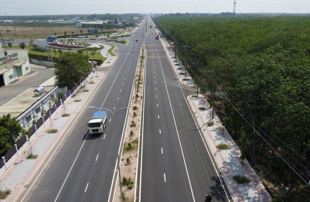 ĐT.746 là tuyến đường huyết mạch dẫn vào Khu công nghiệp VSIP III, kết nối đường Tạo lực Bắc Tân Uyên - Phú Giáo - Bàu Bàng và đường Vành đai 4 TP. Hồ Chí Minh​. Ảnh: Đình Trọng