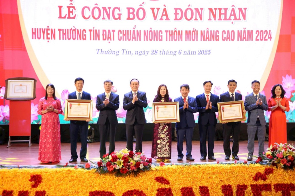 Huyện Thường Tín đón nhận Quyết định đạt chuẩn Nông thôn mới nâng cao