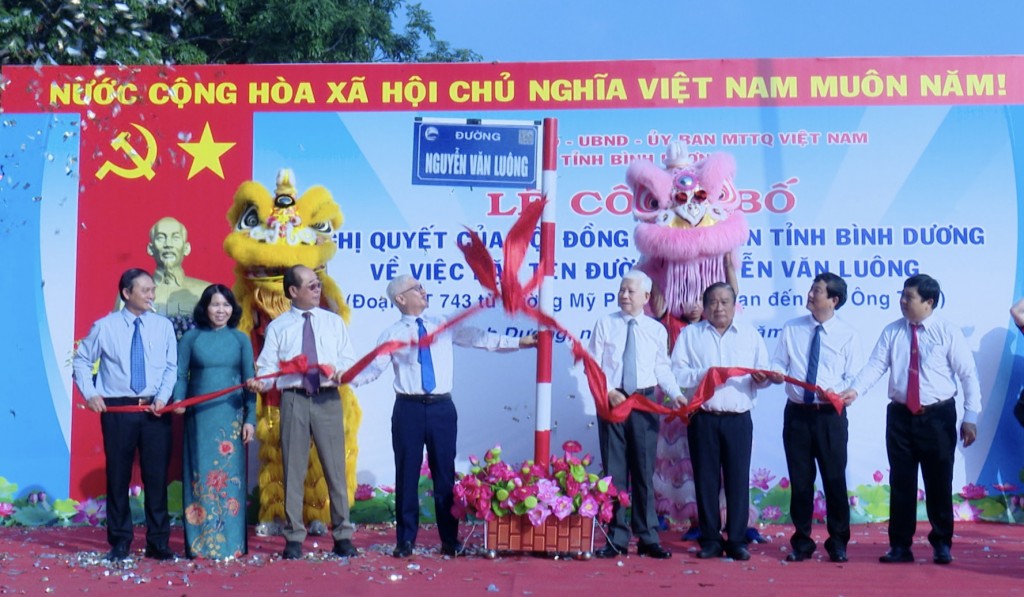 Nguyên Chủ tịch nước Nguyễn Minh Triết và lãnh đạo tỉnh thực hiện nghi thức gắn biển tên đường Nguyễn Văn Luông​. Ảnh: Hồng Nhung