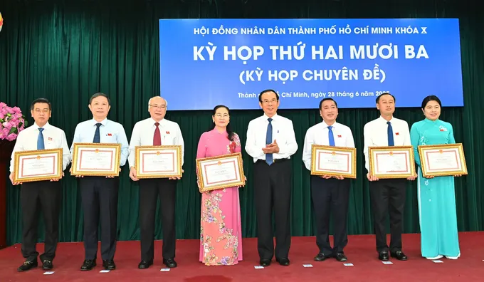 Bí thư Thành ủy TP Hồ Chí Minh Nguyễn Văn Nên trao Bằng khen của Chủ tịch UBND TP Hồ Chí Minh đến các cá nhân có thành tích xuất sắc, có nhiều đóng góp tích cực, hiệu quả trong quá trình tổ chức thực hiện vai trò, chức năng của HĐND TP Hồ Chí Minh trong giai đoạn 2021-2025 (Ảnh: SGGP)