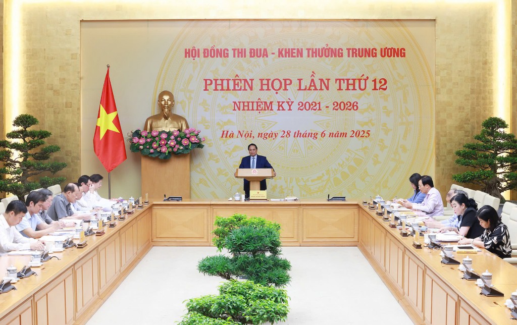 Thủ tướng nhấn mạnh, phong trào thi đua yêu nước và công tác thi đua – khen thưởng luôn gắn bó mật thiết, tác động qua lại với nhau, là một trong những sức mạnh nội sinh của dân tộc, của đất nước, là nhiệm vụ của cả hệ thống chính trị, của toàn dân dưới sự lãnh đạo của Đảng - Ảnh: VGP/Nhật Bắc