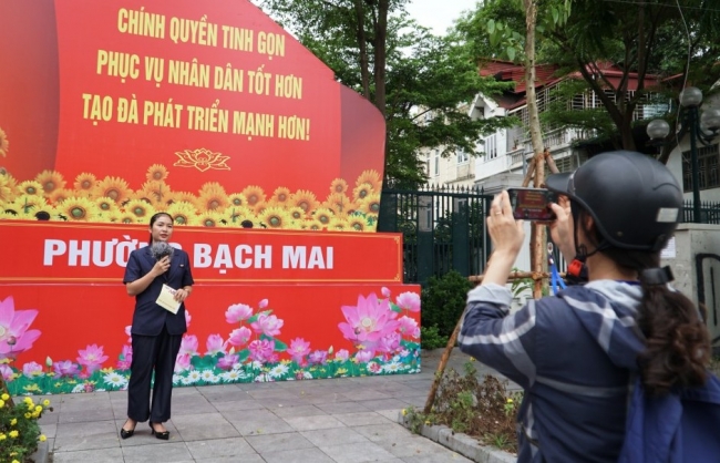 Trụ sở các phường gắn biển tên mới đón ngày trọng đại