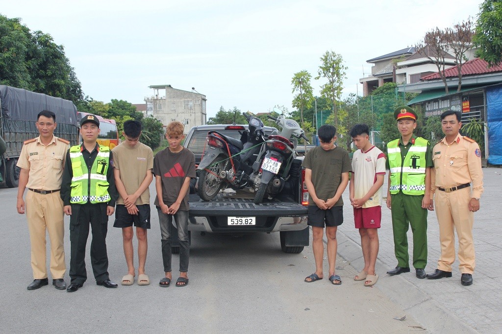 Nhóm thanh, thiếu niên cùng phương tiện tại Cơ quan Công an