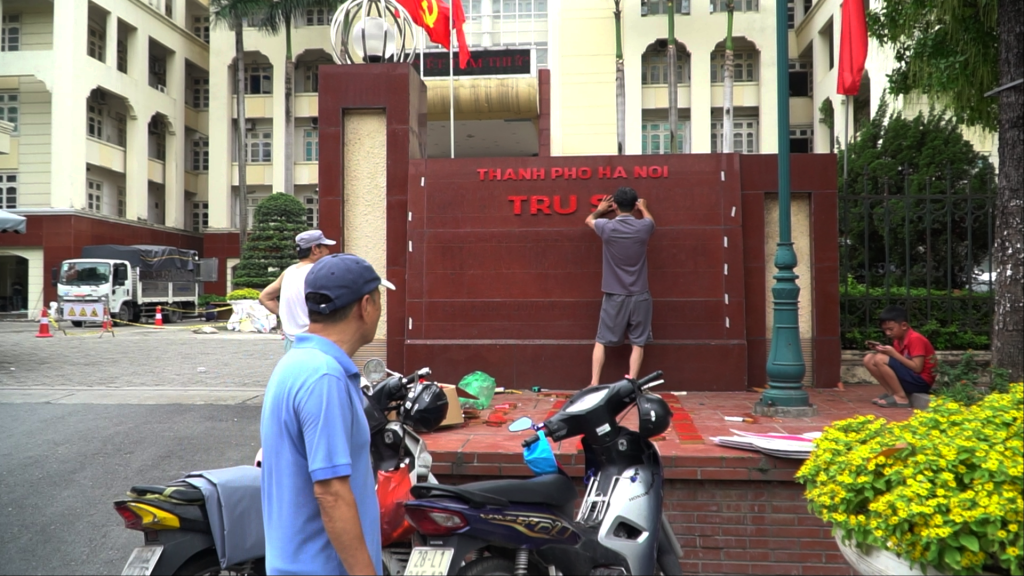 Trụ sở các phường gắn biển tên mới đón ngày trọng đại