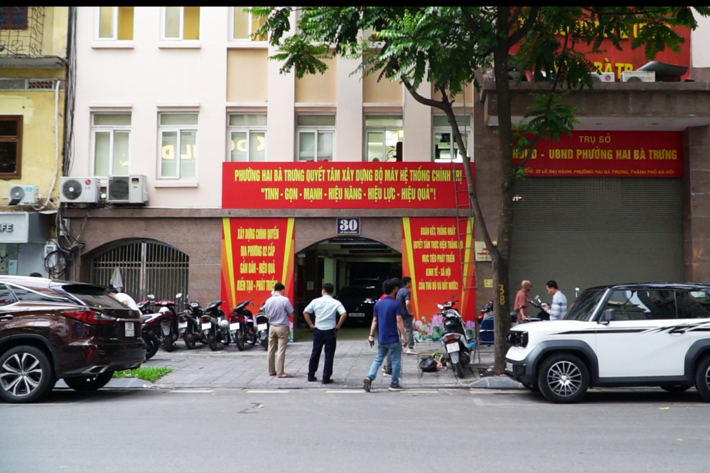 Trụ sở các phường gắn biển tên mới đón ngày trọng đại