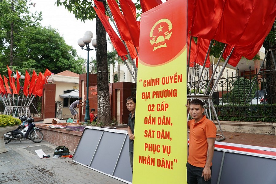 Trụ sở các phường gắn biển tên mới đón ngày trọng đại