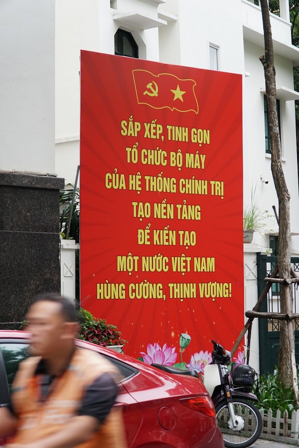 Trụ sở các phường gắn biển tên mới đón ngày trọng đại
