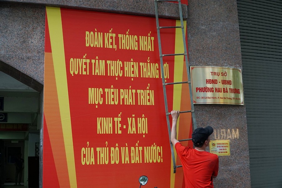Trụ sở các phường gắn biển tên mới đón ngày trọng đại