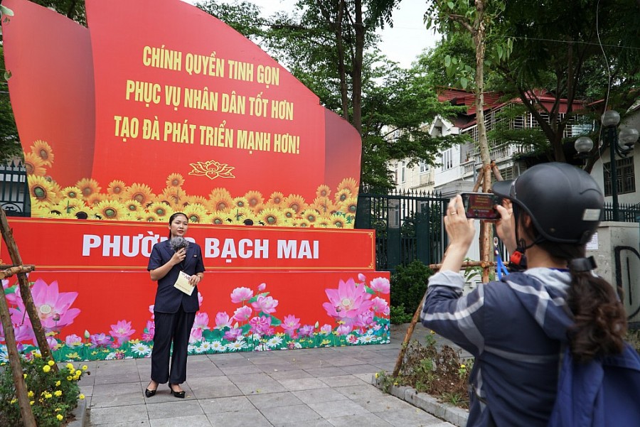 Trụ sở các phường gắn biển tên mới đón ngày trọng đại